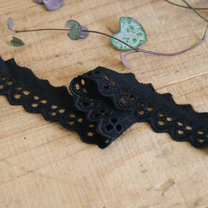 Galon Broderie Anglaise Noir - Bridget - Maison Klem