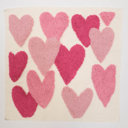 Panneau Punch Needle Cœurs Roses 45*45 - Maison Klem