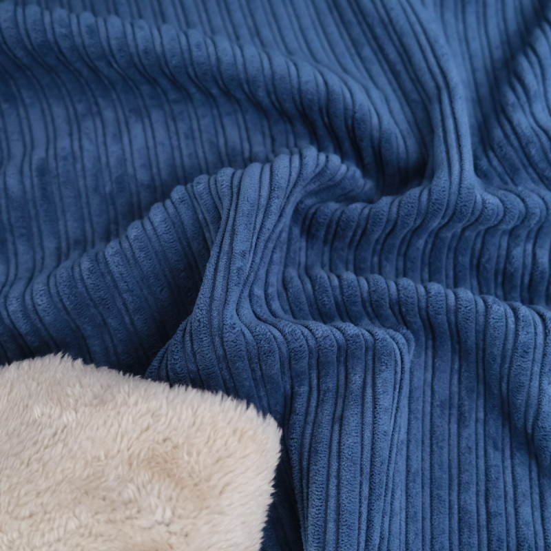 Gerippter Samt mit Sherpa-Futter in Jeansblau – Maison Klem