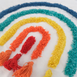 Quadro Punch Needle Arcobaleno con pompon 45×45 - Maison Klem