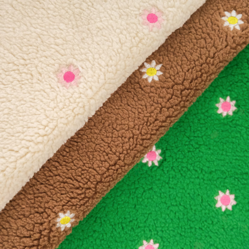 Tejido Sherpa con flor bordada - Maison Klem
