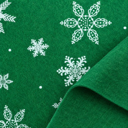Groen vilt met witte sneeuwvlokjes